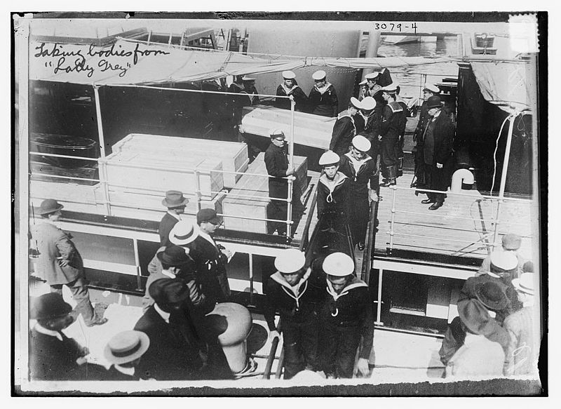 Sailors_unloading_coffins_from_the_Lady_Grey_(Quebec_City,_1914)